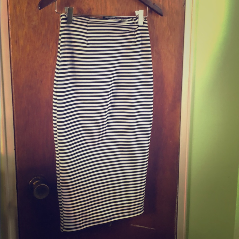 Black and white pencil skirt